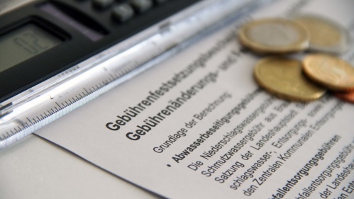 Gebührenbescheid und Taschenrechner