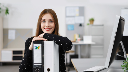 Frau am Schreibtisch (Servicecenter_ZKE) Frau am Schreibtisch ZKE Adobe Stock Contrastwerkstatt